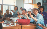 義工與內地農村學生一同午膳